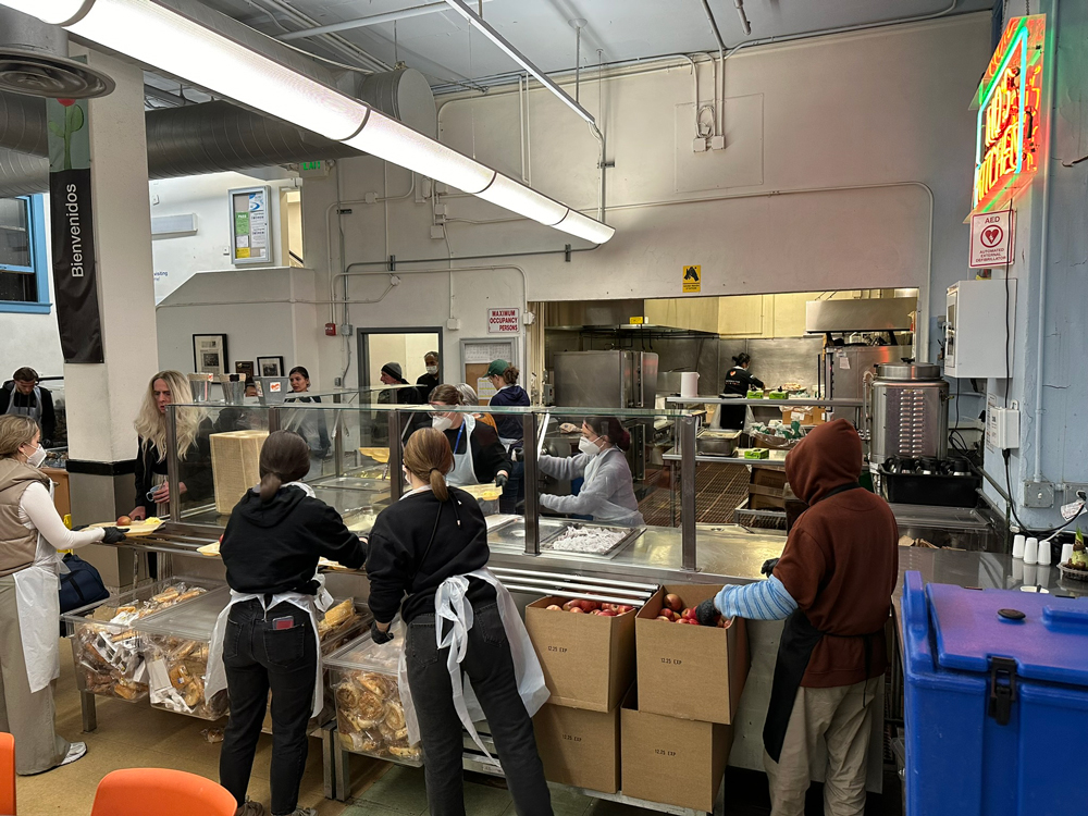 Distribtion de repas aux sans abris de San Francisco par nos élèves de licence