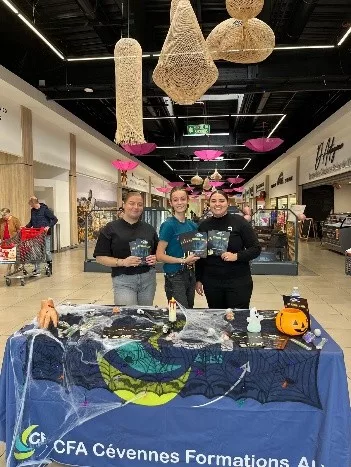 les élèves de BTS NDRC à la galerie de carrefour Alès pour l'événement halloween à la grotte de la salamandre