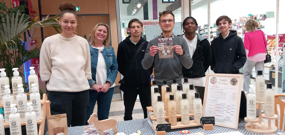 Les élèves de CAP EPC ont tenu un stand dasn la galerie carrefour pour promouvoir le sproduits de la ferme de Payroulas